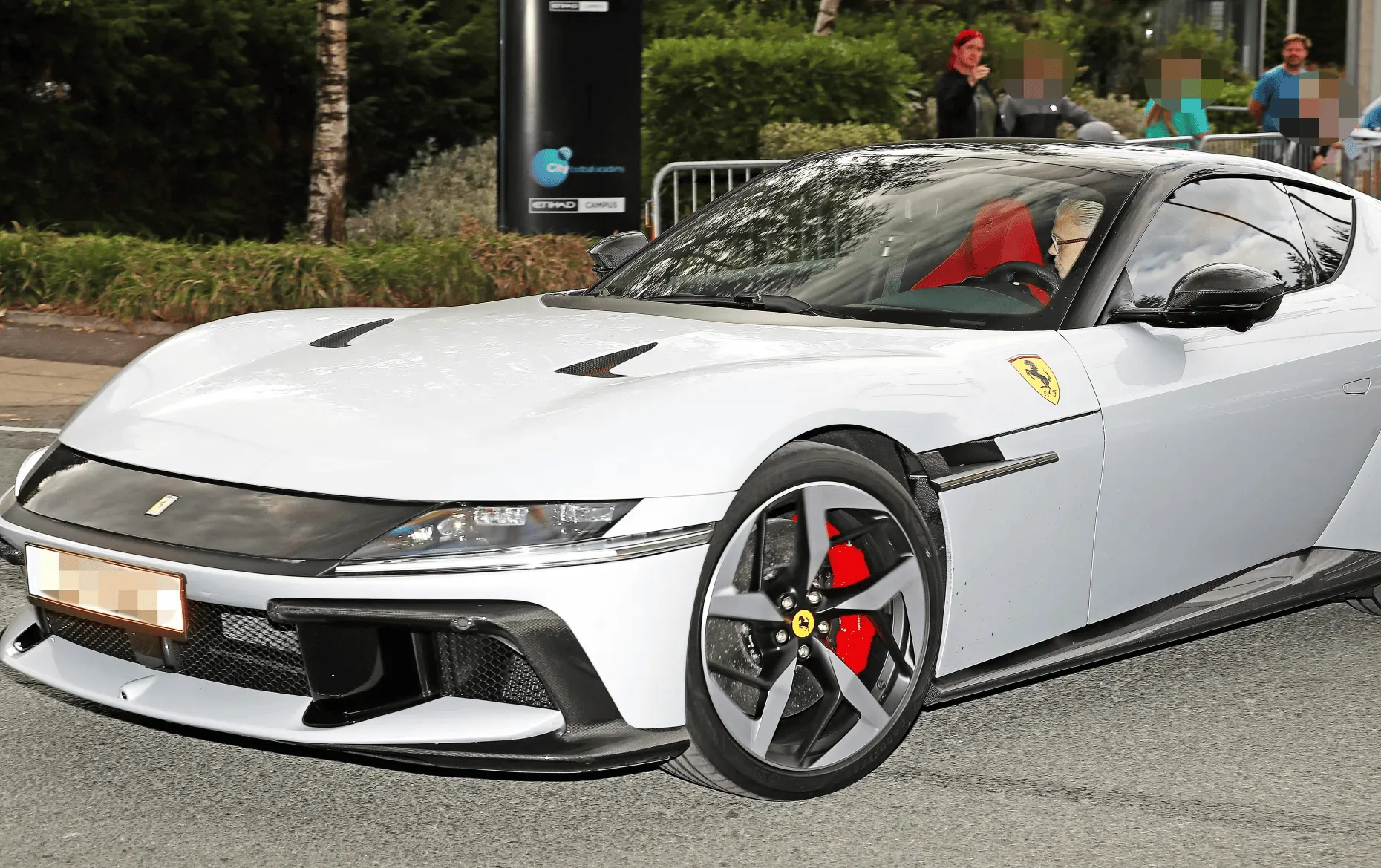 官方指定-又换新车了!哈兰德开着价值35万英镑的法拉利去参加训练