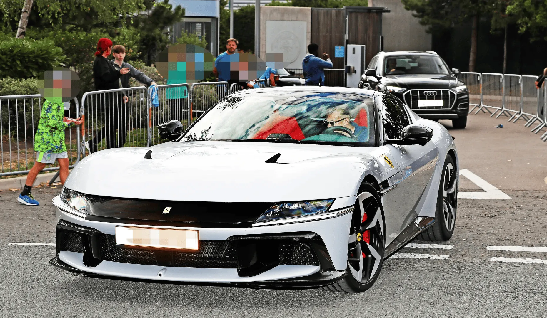 官方指定-又换新车了!哈兰德开着价值35万英镑的法拉利去参加训练