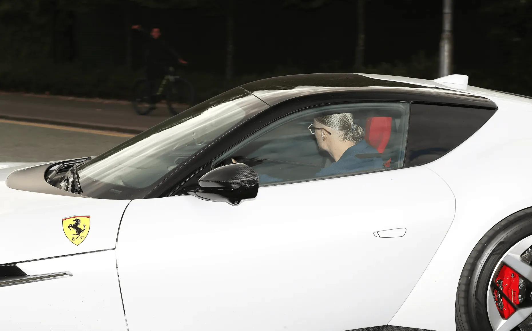 官方指定-又换新车了!哈兰德开着价值35万英镑的法拉利去参加训练