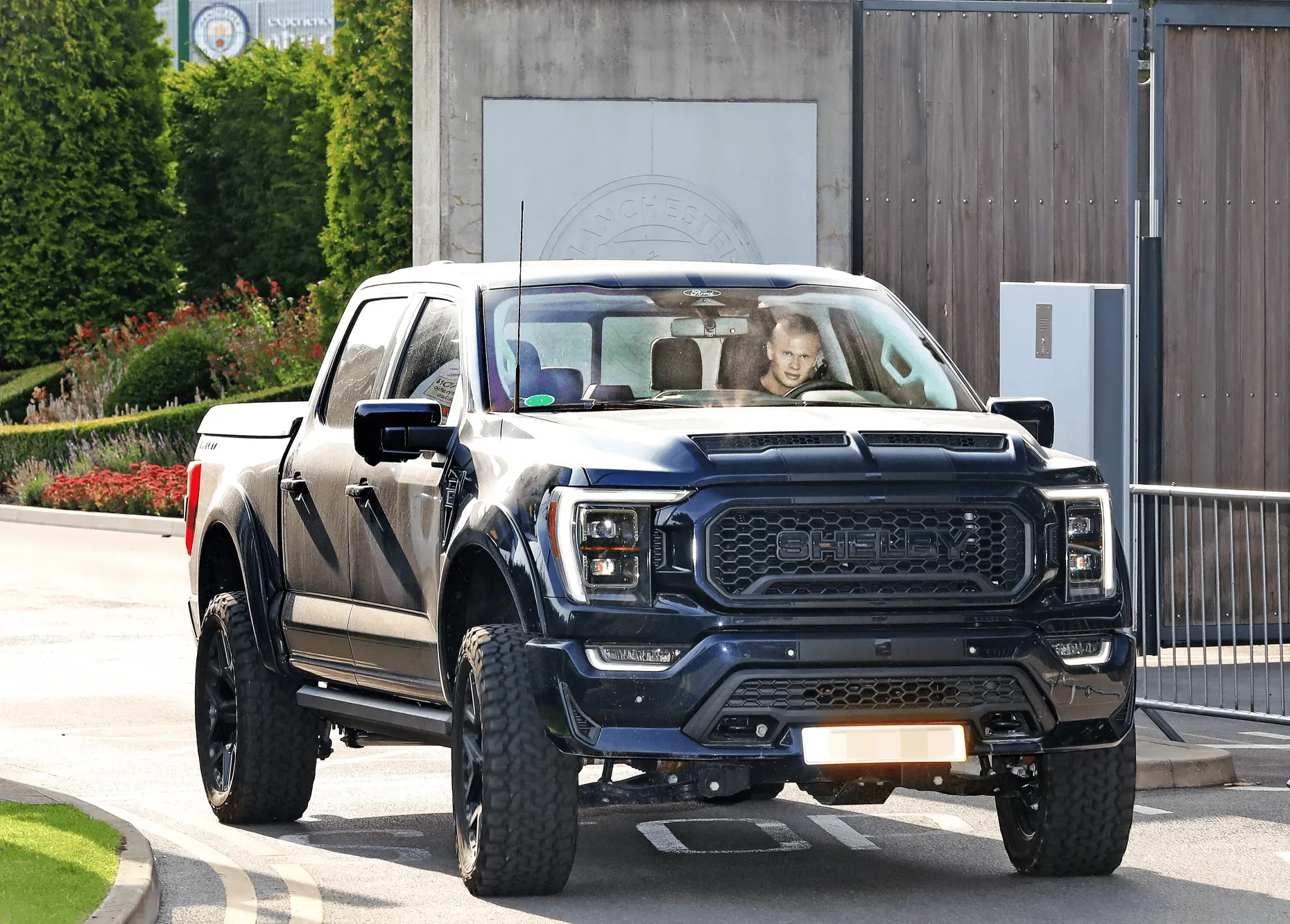 官方指定-又换新车了!哈兰德开着价值35万英镑的法拉利去参加训练