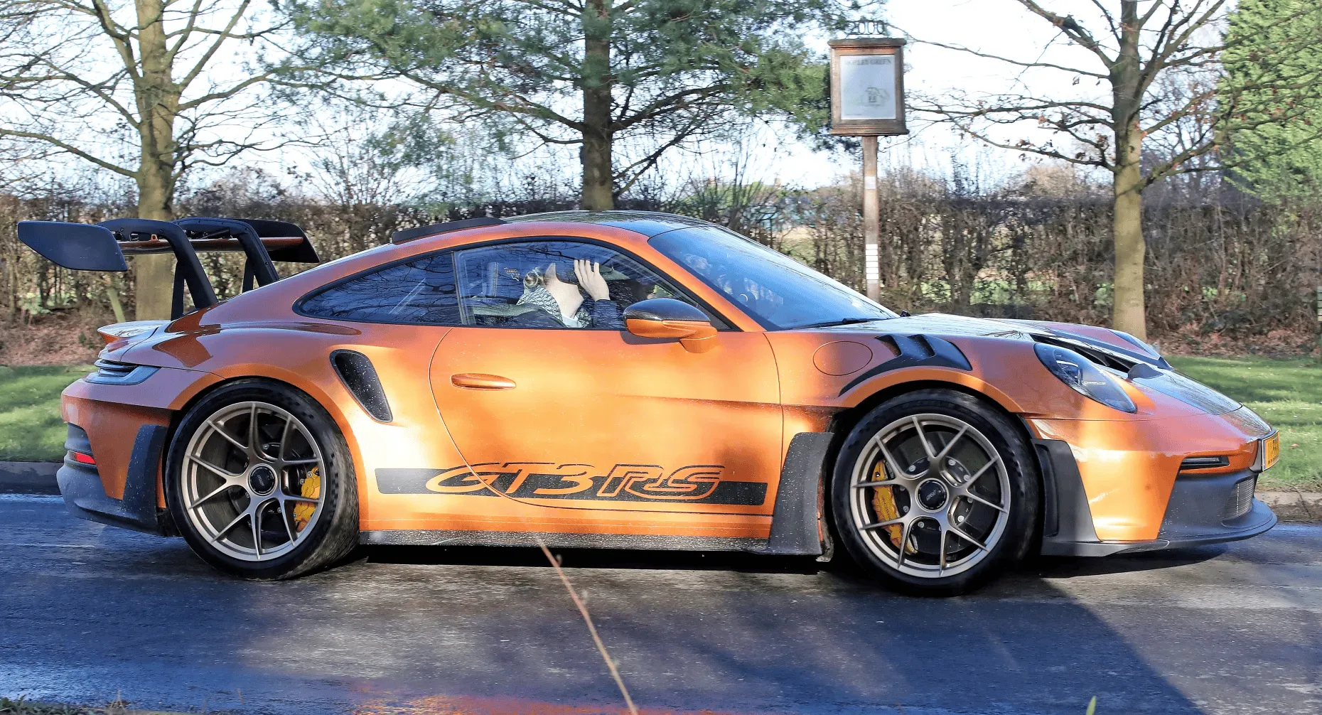 官方指定-又换新车了!哈兰德开着价值35万英镑的法拉利去参加训练