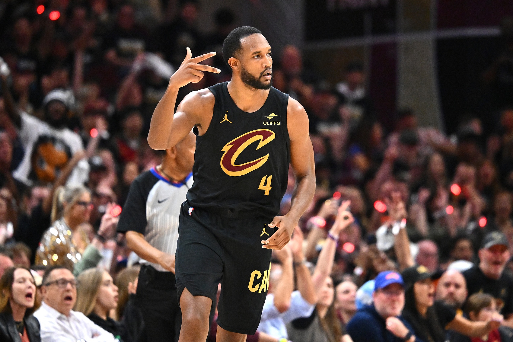 线上投注-新赛季大前锋实力盘点:字母哥与浓眉领衔,西亚卡姆阿德巴约霍姆格伦紧随其后