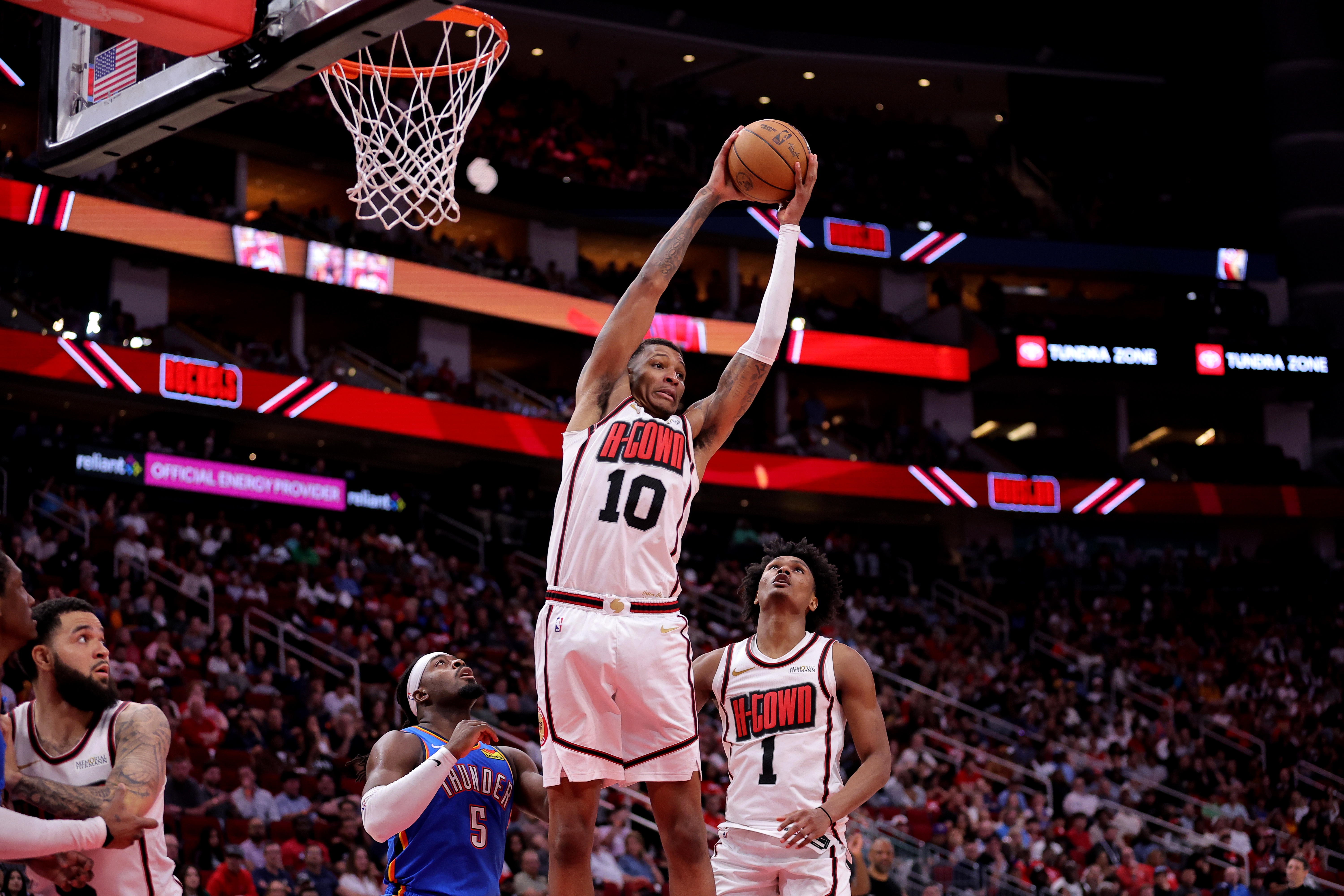 线上投注-新赛季大前锋实力盘点:字母哥与浓眉领衔,西亚卡姆阿德巴约霍姆格伦紧随其后