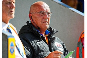 活久见！英乙比赛边裁受伤，现场广播急寻有裁判资格的球迷救场