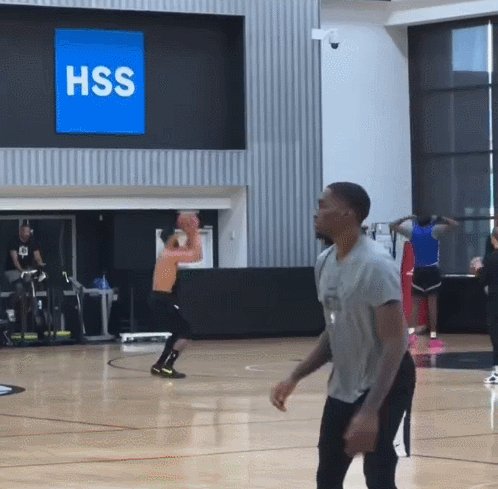 1727926916498091601.gif 俱乐部世界杯-训练场连中三分球!西蒙斯将和施罗德展开首发之争