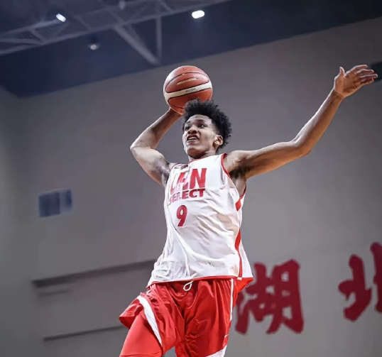 安全下注-新疆男篮注册14人:赵睿离队后仅剩阿不都顶薪 混血冯傲升一队