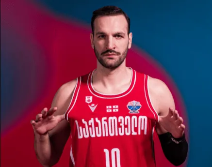 俱乐部世界杯-格鲁吉亚球员萨纳泽全场12中7，三分10中5，得到19分5篮板