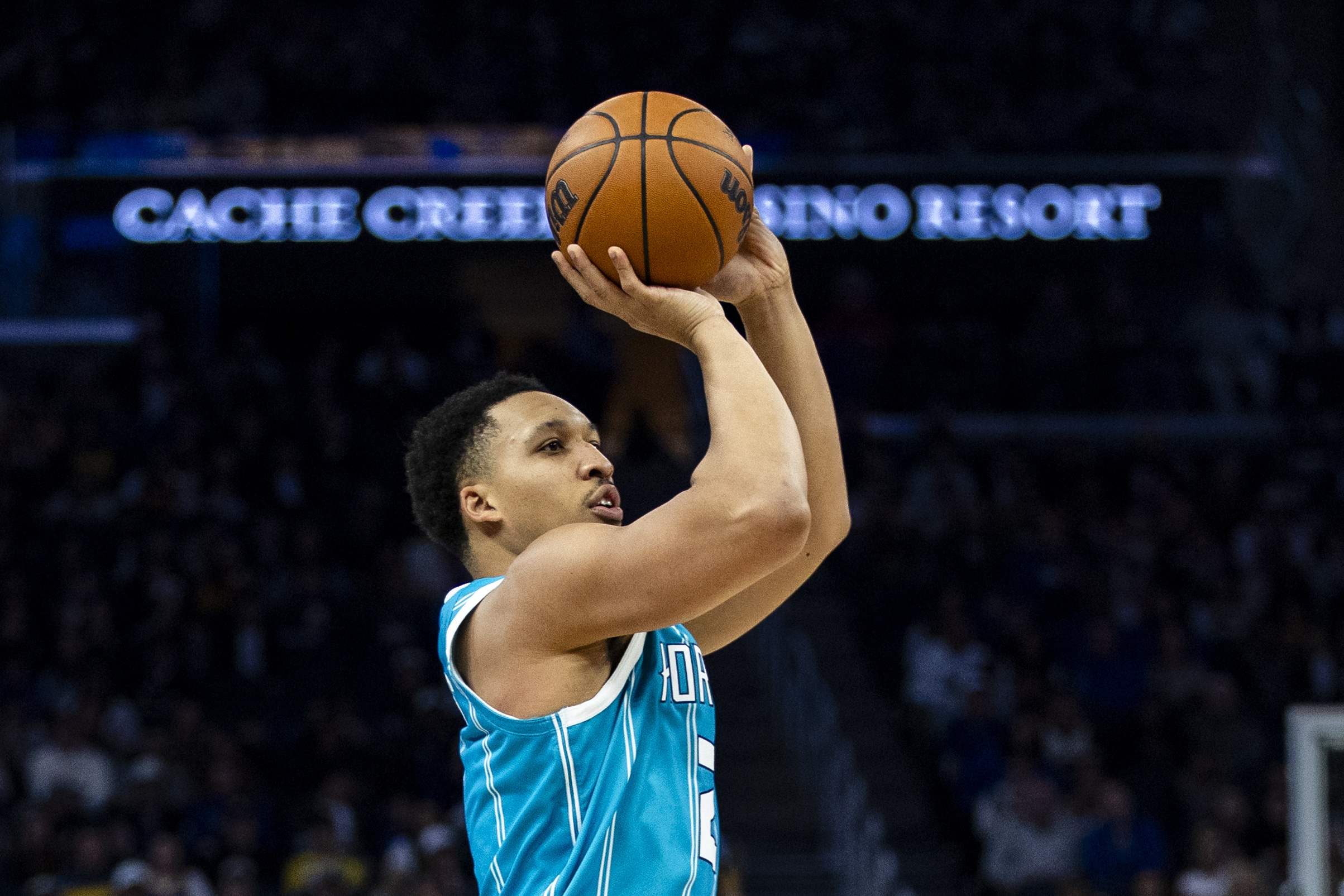 但凡投中几个呢！格威6投全铁&amp;赛恩·詹姆斯2中0 二人一分未得