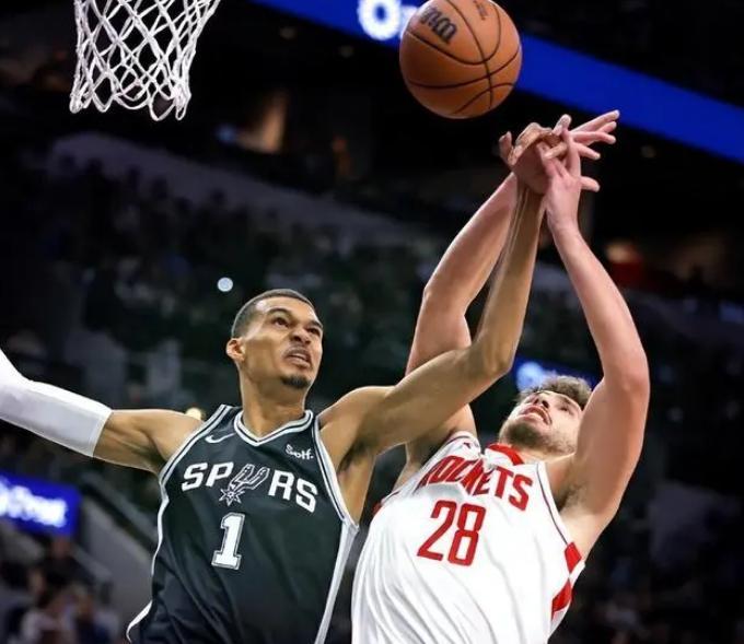 体育博彩-火箭队亚当斯伤情更新：脚踝3级扭伤，伤势严重！或将长期缺阵