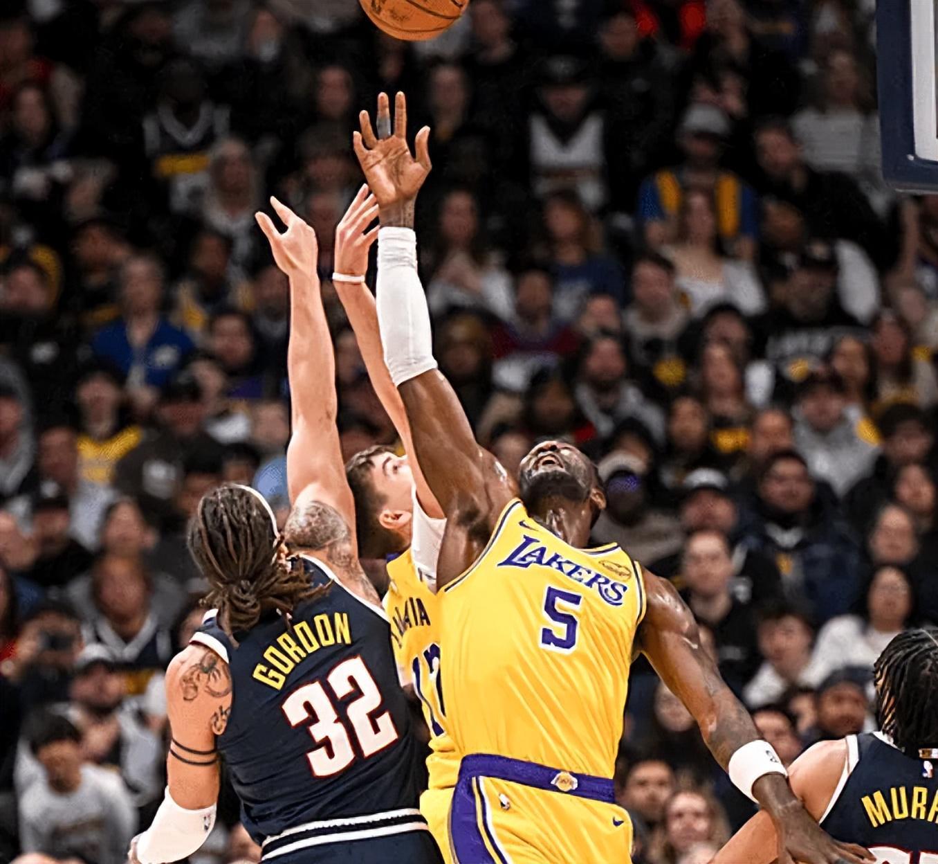 世俱杯-艾顿伤退!湖人16分大逆转,詹姆斯创2大NBA神迹,东契奇大号三双