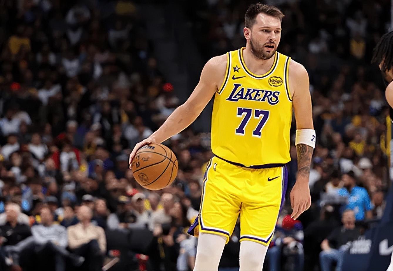 世俱杯-艾顿伤退!湖人16分大逆转,詹姆斯创2大NBA神迹,东契奇大号三双